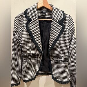 Houndstooth blazer with beautiful detail
